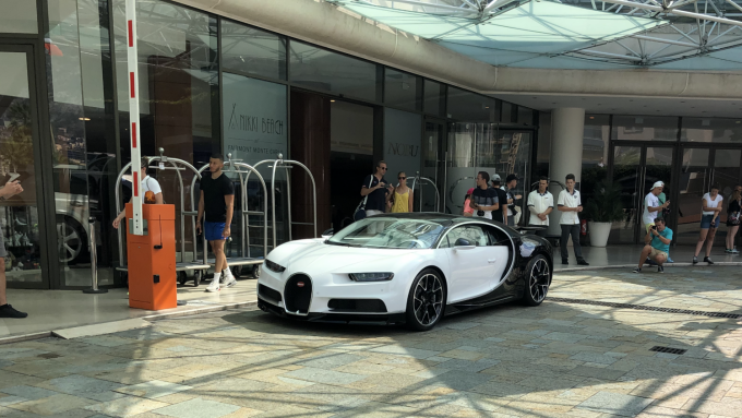 Bugatti Chiron ved Hotel Fairmont i Monaco