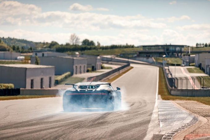 Bugatti Chiron Pur Sport testes på bane